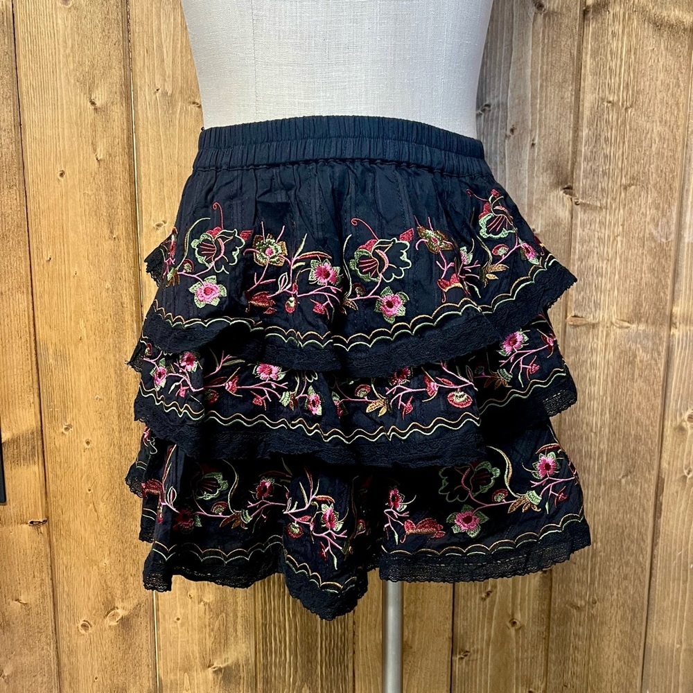 VICI Medium Black Trail Of Flowers Tiered Embroidered Lace Mini Skirt - Picture 2 of 8